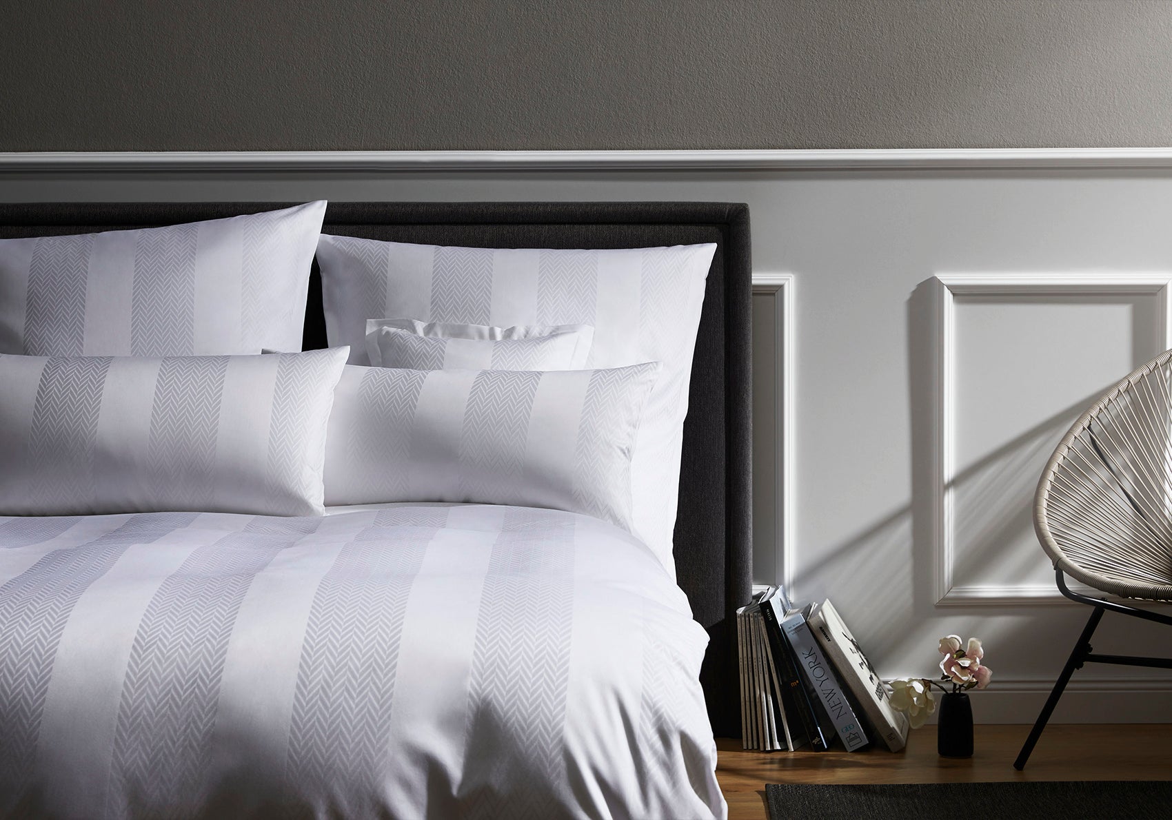 En opredt seng med Elegante sengesæt, Classic Metropolis i hvidt