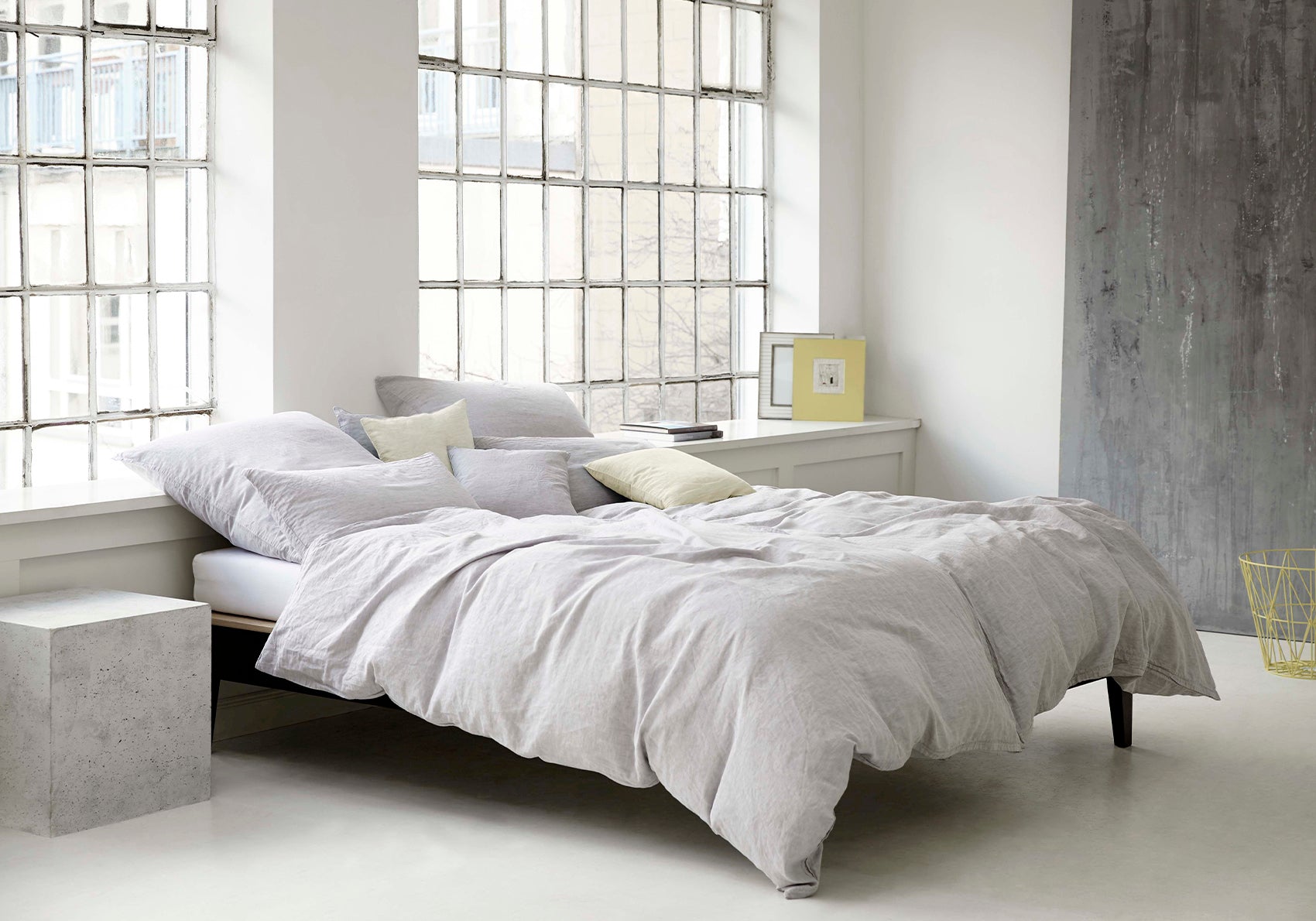 Opredt dobbeltseng med hvid og gråt hør sengetøj fra Elegante i pakhus lignede lejlighed