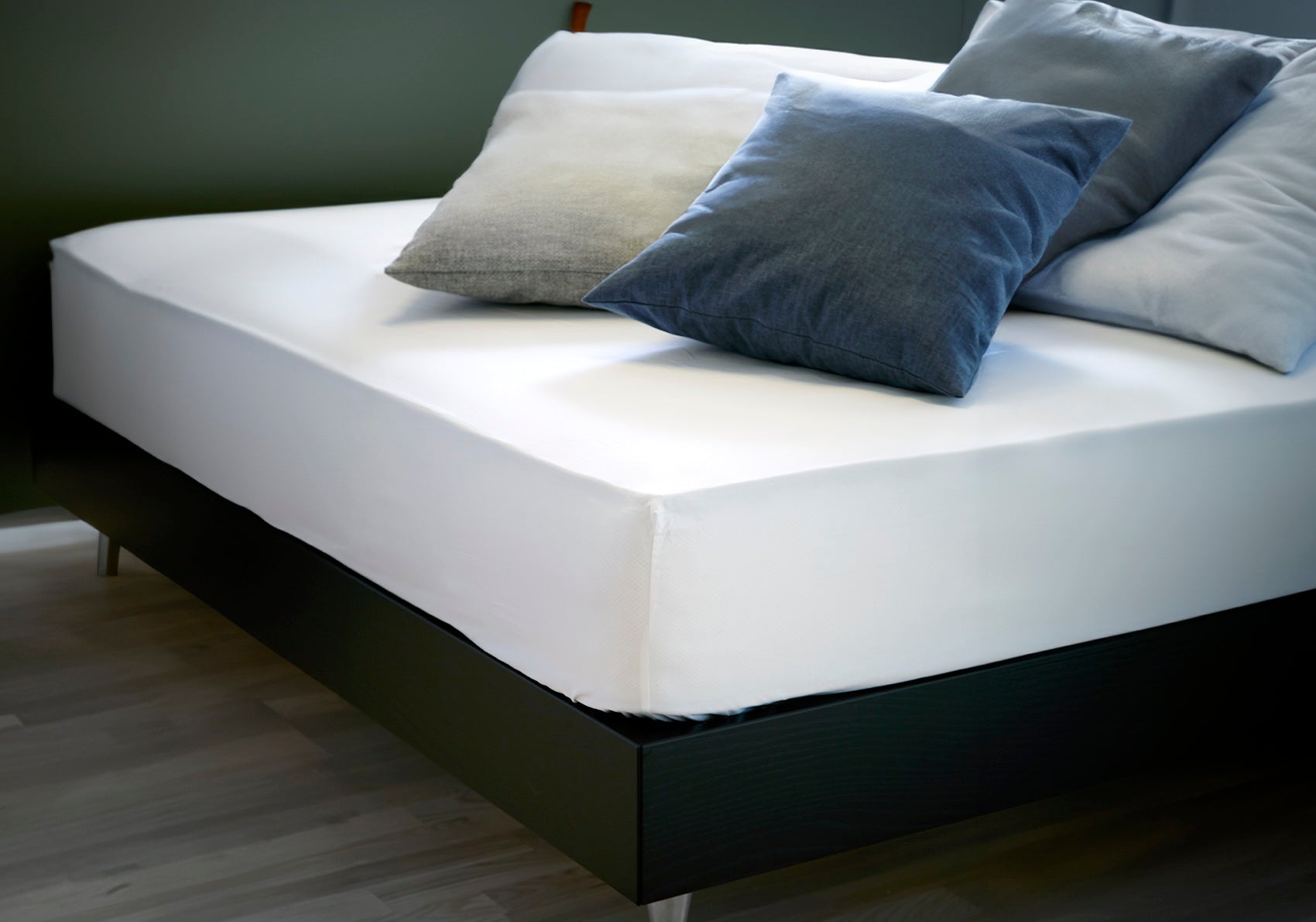 Faconlagen i hvid - på seng i soveværelse miljø